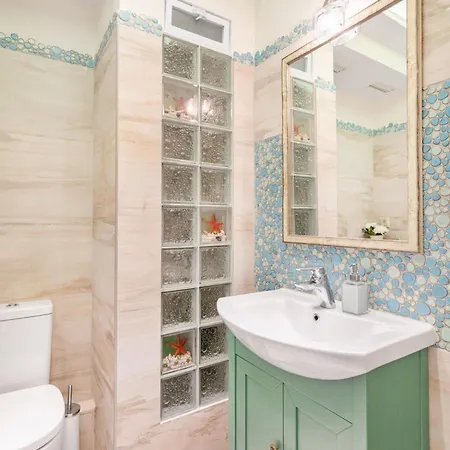 Bright, Calming Retreat With A Balcony Near Metro! アパート
