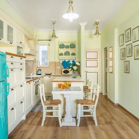 Bright, Calming Retreat With A Balcony Near Metro! * アテネ