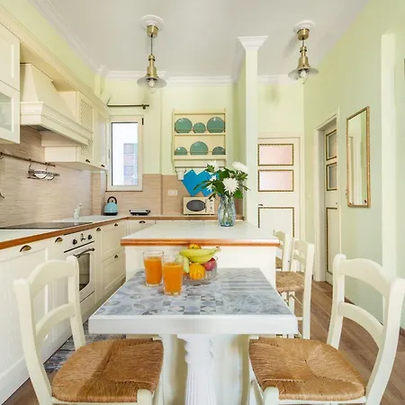 Bright, Calming Retreat With A Balcony Near Metro! * アテネ